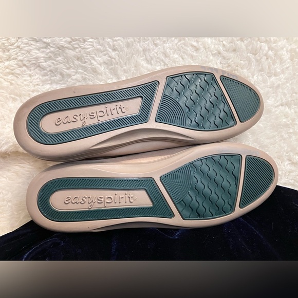 EUC Easy Spirit Women's Tan Beige Lace-Up Sneaker Flats Size 9 - Picture 2 of 10
